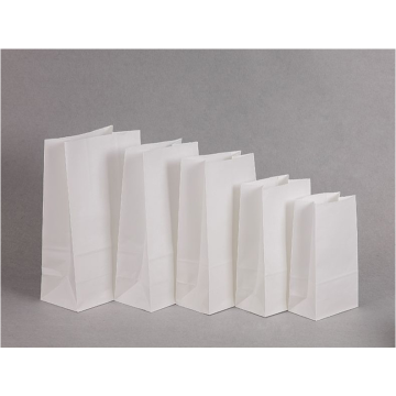 Weißer Packbeutel aus Kraftpapier mit flachem Boden